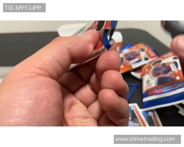 帕尼尼球星卡足球拆包体验:开包揭示藏品中的惊喜与珍贵瞬间 帕尼尼球星卡足球拆包体验:开包揭示藏品中的惊喜与珍贵瞬间
