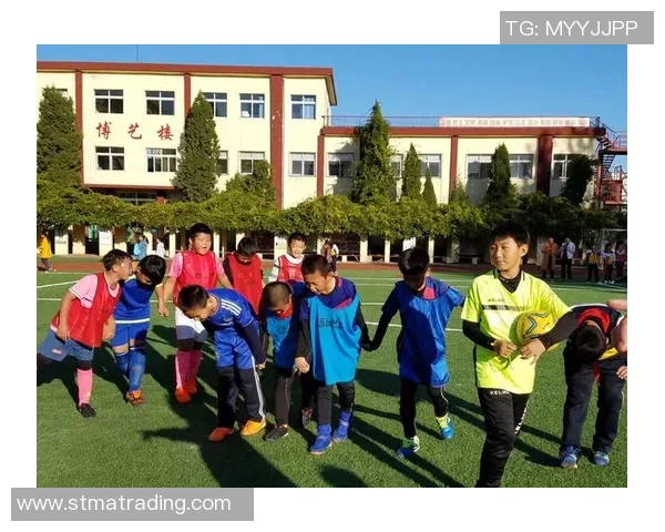 燃情绿茵足球星辉闪耀创意海报展现无限运动激情 燃情绿茵足球星辉闪耀创意海报展现无限运动激情